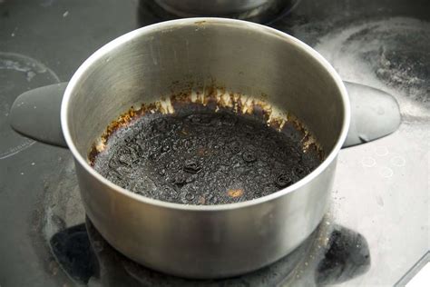 Hoe verbrande verbrande potten en pannen natuurlijk schoon te maken